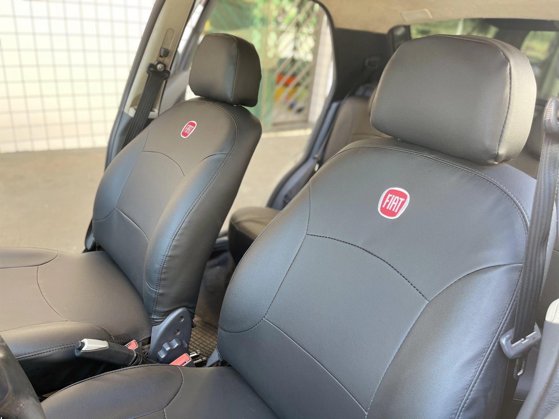 Bancos com capas lisas e logotipo Fiat