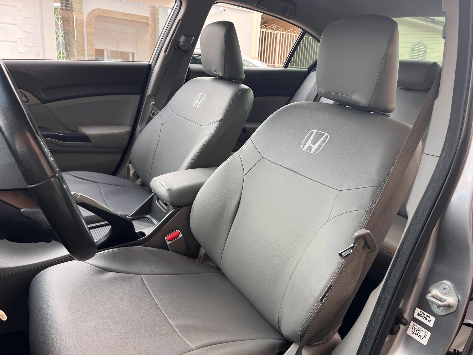 Bancos com capas lisas e logotipo Honda