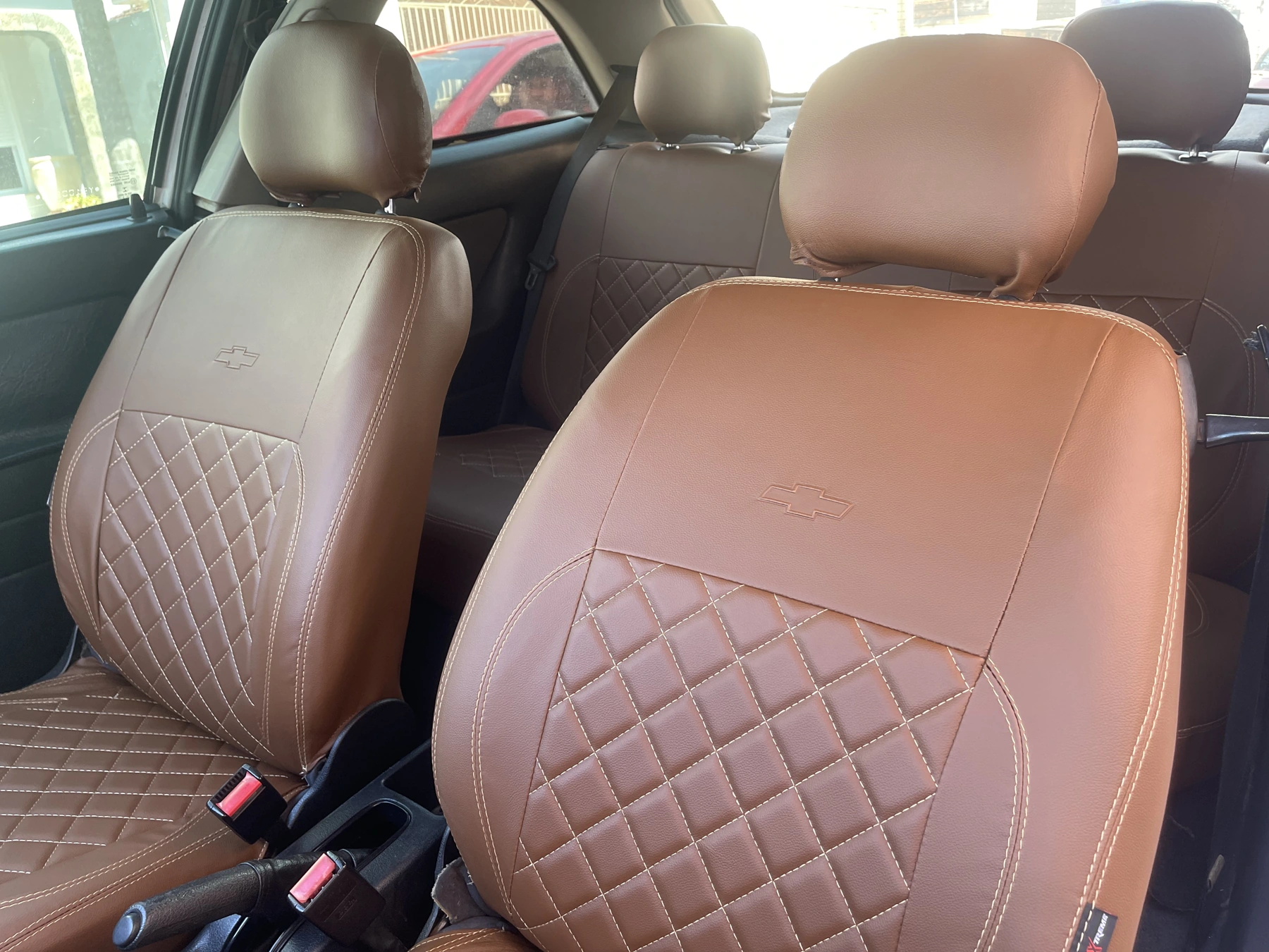 Capas Premium caramelo com costura em losangos