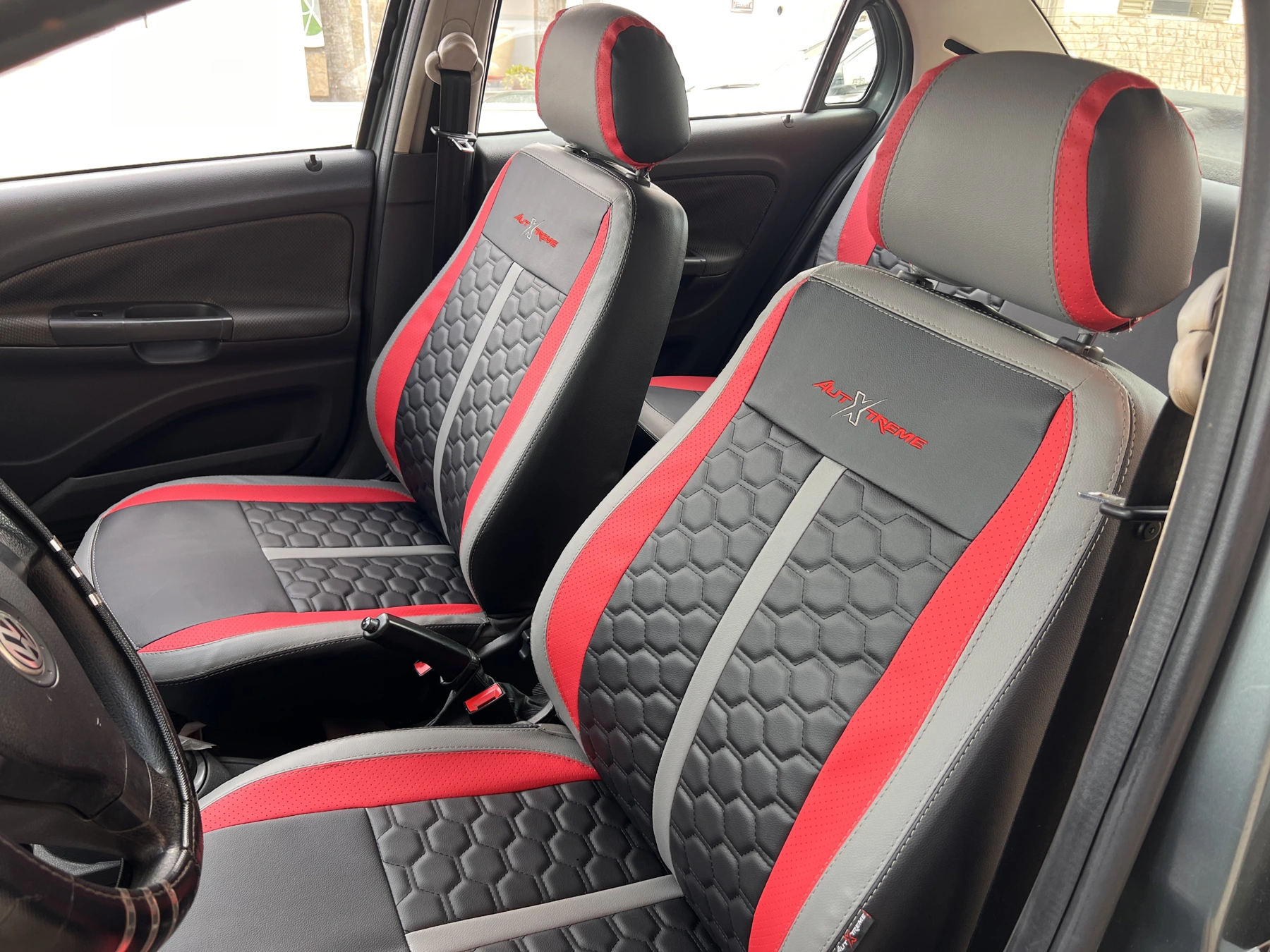 Capas Premium pretas com laterais vermelhas