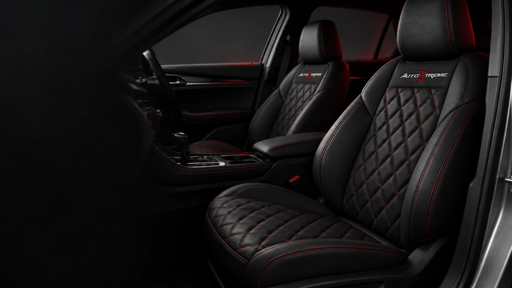 Interior automotivo com logo AutoXtreme bordado, acabamento preto e costuras vermelhas &mdash; imagem ilustrativa